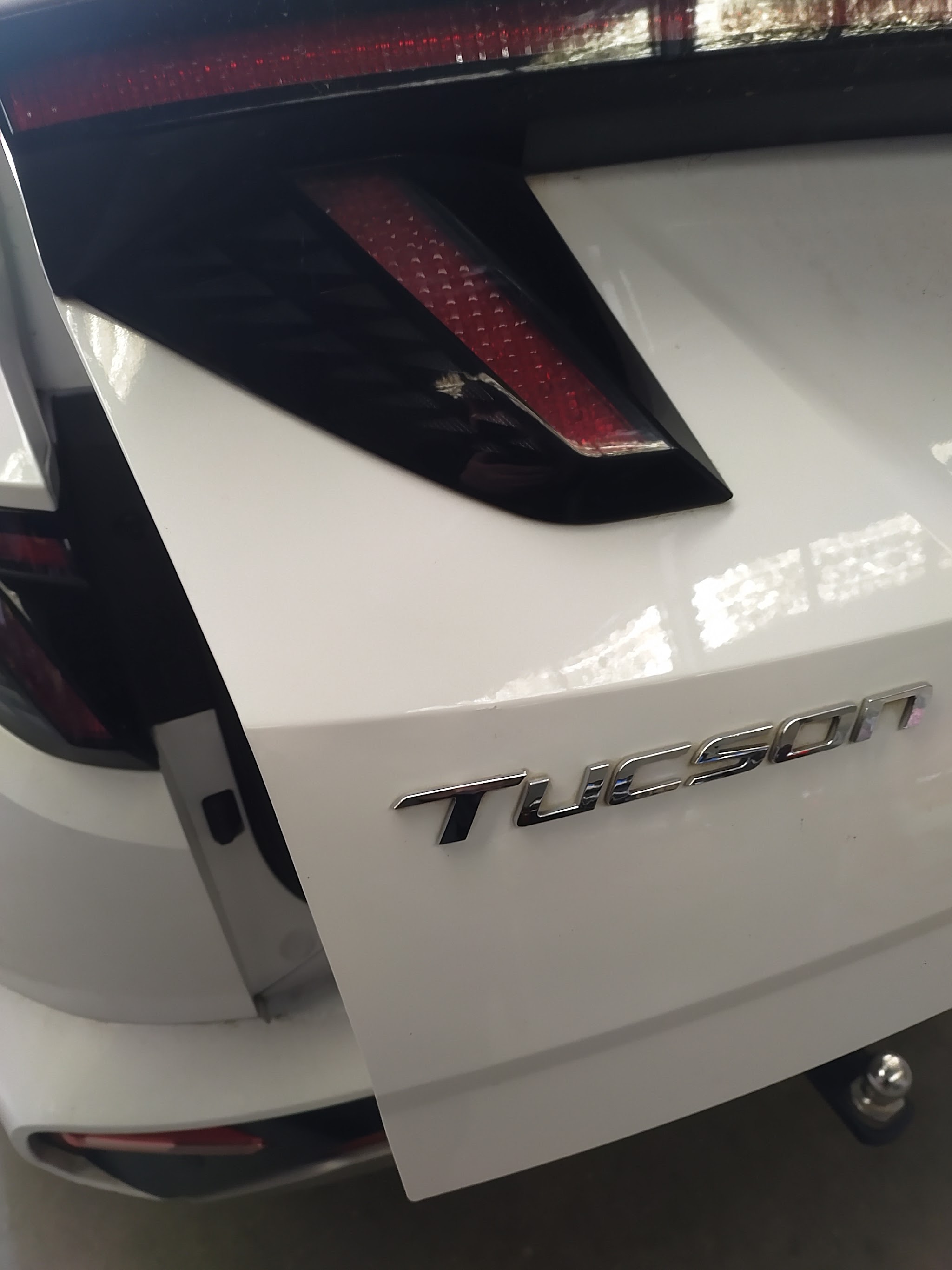The same Tucson tailgate with the panel smooth beside the tail light